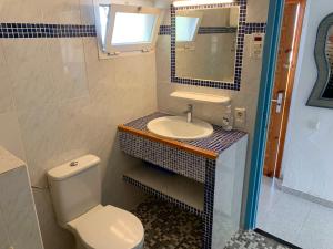 Koupelna v ubytování Apartamentos Pepe, a sólo 30 metros del mar + 26 fotografií