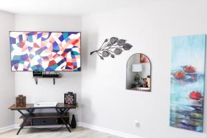 - un salon avec une table et un miroir dans l'établissement Blue Corner Luxe, Timeless Charm Near Downtown, à Little Rock