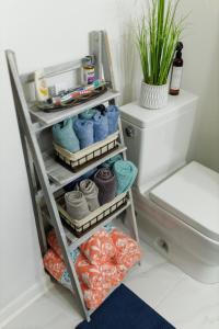 - un porte-serviettes à côté des toilettes dans la salle de bains dans l'établissement Blue Corner Luxe, Timeless Charm Near Downtown, à Little Rock