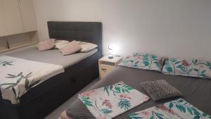 twee eenpersoonsbedden in een kamer met sidx sidx sidx sidx bij 5 srca in Stanići