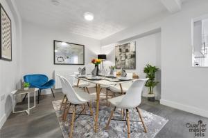 ein Esszimmer mit Tisch und Stühlen in der Unterkunft 5 Bedroom Central Townhouse with Parking that Sleeps 9 in Leamington Spa + 25 Fotos