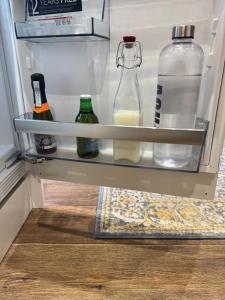 ノリッジにあるChloes Retreatの冷蔵庫(アルコール2本付)