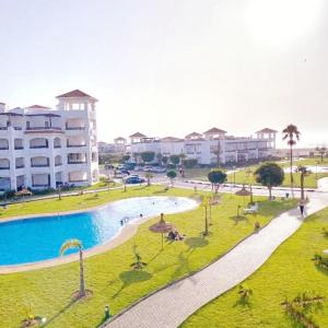 - une vue sur un parc avec une piscine et des bâtiments dans l'établissement Tranquil Waves Residence, à Assilah