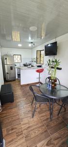 Una cocina o cocineta en Tranquilidad en el campo Rega