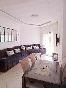 un salon avec un canapé et une table dans l'établissement Tranquil Waves Residence, à Assilah 9 autres photos