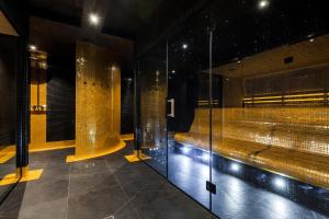 a room with multiple tennis courts in a building at Prawdzic Family Resort & Wellness in Gdańsk