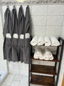 a towel rack with towels and towels in a bathroom at EL MIRADOR - Ferienwohnung Nähe Nürburgring - Eifel - Ahr - Rhein - RENOVIERT in Kempenich +21 photos