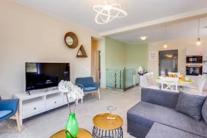 Μια τηλεόραση ή/και κέντρο ψυχαγωγίας στο Villa Kastalia by Villa Plus