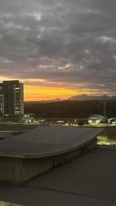 Η ανατολή ή δύση του ηλίου όπως φαίνεται από αυτό το διαμέρισμα ή από εκεί κοντά