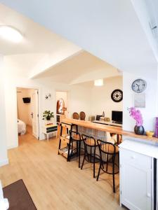 una cucina e un soggiorno con tavolo e sedie di Apartamento - Casa Churruca - Zamora a Zamora