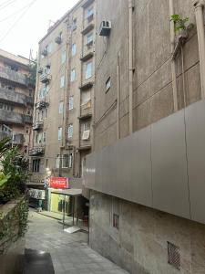 eine leere Straße vor einem Gebäude in der Unterkunft Hotel Gulf in Mumbai