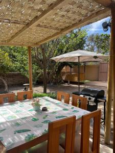 een tafel en stoelen met een tafel en een parasol bij Casa Doris in Vicuña