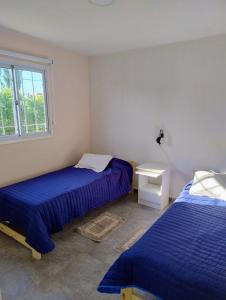 圣拉斐尔Brisa de montaña的有两张床和一扇窗户的卧室