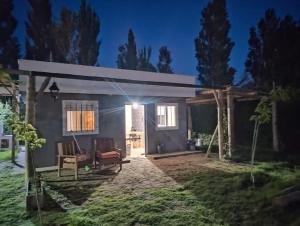 圣拉斐尔Brisa de montaña的夜晚有灯的后院