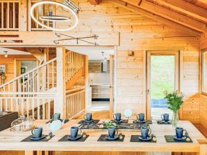 una sala da pranzo con tavolo in una casa di legno di Chalet Gingembre 8 by Interhome a Nendaz