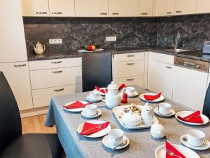 Η κουζίνα ή μικρή κουζίνα στο Holiday Home Lindenstraße-3 by Interhome