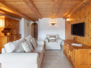 ein Wohnzimmer mit Sofa und Fernseher in der Unterkunft Apartment Brissago Blue by Interhome in Brissago