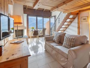 ein Wohnzimmer mit Sofa und Tisch in der Unterkunft Apartment Brissago Blue by Interhome in Brissago + 9 Fotos