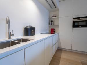 Η κουζίνα ή μικρή κουζίνα στο Apartment Chateauneuf with parking by Interhome +16 φωτογραφίες