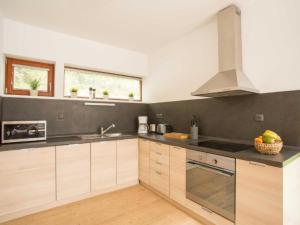 Η κουζίνα ή μικρή κουζίνα στο Chalet Harrachov 665 by Interhome