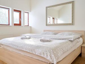 Ένα ή περισσότερα κρεβάτια σε δωμάτιο στο Chalet Harrachov 665 by Interhome