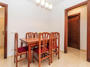 Un comedor con mesa y sillas de madera. en Apartment California by Interhome, en Miami Platja 14 fotos más
