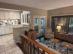 un salon avec un canapé et une cuisine dans l'établissement South Village 7, à Glen Arbor