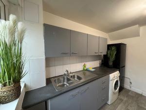 Η κουζίνα ή μικρή κουζίνα στο Boucher Place Contractors-Centre-Free Parking
