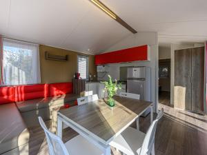 カルナックにあるApartment Le Tadorne by Interhomeのテーブルと椅子のあるキッチンとダイニングルーム