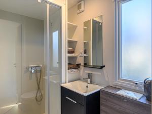 Η κουζίνα ή μικρή κουζίνα στο Apartment Otello 4 - L'ibis sacré by Interhome