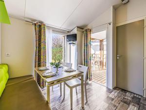 カルナックにあるApartment Le Courlis by Interhomeのテーブルとソファのあるダイニングルーム