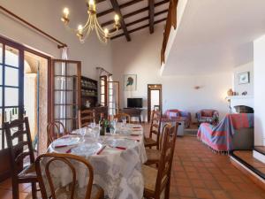 een eetkamer met een tafel en stoelen bij Villa La Baïassière by Interhome in La Nartelle +29 foto's