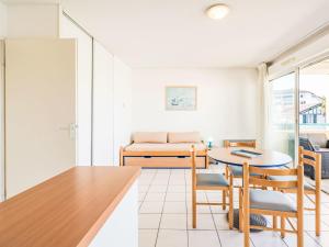 un soggiorno con tavolo e letto di Apartment Golf de la Nivelle-7 by Interhome a Ciboure