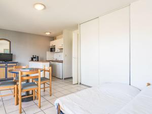una camera con letto e tavolo e una cucina di Apartment Golf de la Nivelle-7 by Interhome a Ciboure Altre 15 foto