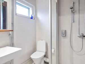 Ένα μπάνιο στο Holiday Home Tahko spa suites white b 7 by Interhome