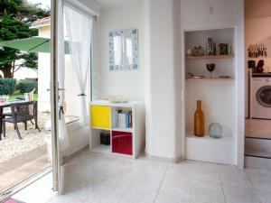 ラ・ベルヌリー・アン・レッツにあるHoliday Home Le Plan d'Eau-1 by Interhomeのパティオに面したドア付きの客室です。 +12枚の写真