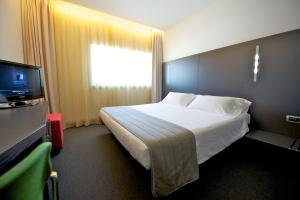 Posteľ alebo postele v izbe v ubytovaní Mercure Nerocubo Rovereto