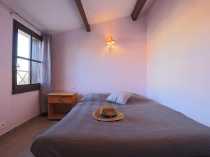 una camera da letto con un letto con un cappello sopra di Apartment Cap Caddy by Interhome ad Agde