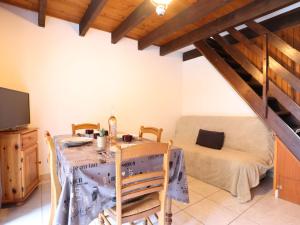una sala da pranzo con un tavolo e un divano di Apartment Cap Caddy by Interhome ad Agde