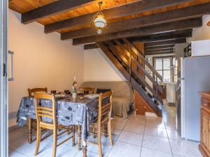 una cucina e una sala da pranzo con tavolo e sedie di Apartment Cap Caddy by Interhome ad Agde