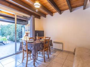 una sala da pranzo con tavolo e sedie di Apartment Cap Caddy by Interhome ad Agde Altre 17 foto
