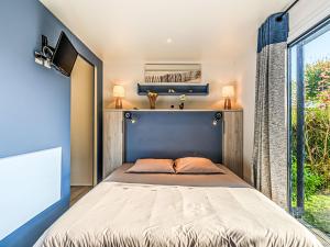 sypialnia z łóżkiem i oknem w obiekcie Apartment Otello 1 - L'Ibis Noir by Interhome w mieście Carnac +22 zdjęcia