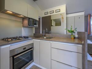kuchnia ze zlewem i kuchenką górny piekarnik w obiekcie Apartment Le Colvert by Interhome w mieście Carnac