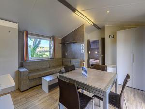 salon ze stołem i kanapą w obiekcie Apartment Le Colvert by Interhome w mieście Carnac +26 zdjęć