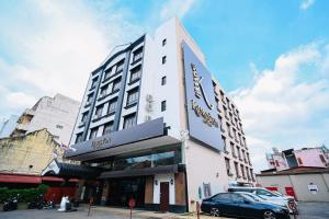 Kampong MortenKingston Hotel 9 - Jonker Street Malacca的一栋建筑前停着一辆车