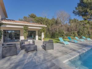 eine Terrasse mit Liegestühlen und ein Swimmingpool in der Unterkunft Holiday Home Villa by Interhome in Les Lecques