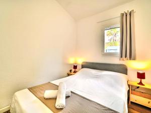 Un pat sau paturi într-o cameră la Holiday Home Le Douhet 2 by Interhome