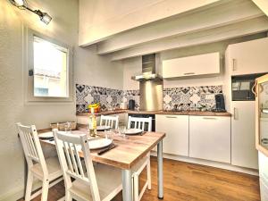 O bucătărie sau chicinetă la Holiday Home Le Douhet 2 by Interhome +17 fotografii