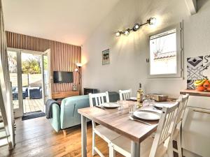 Un televizor și/sau centru de divertisment la Holiday Home Le Douhet 2 by Interhome