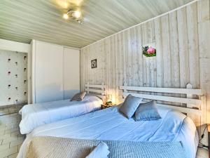 Katil atau katil-katil dalam bilik di Holiday Home Arceau by Interhome